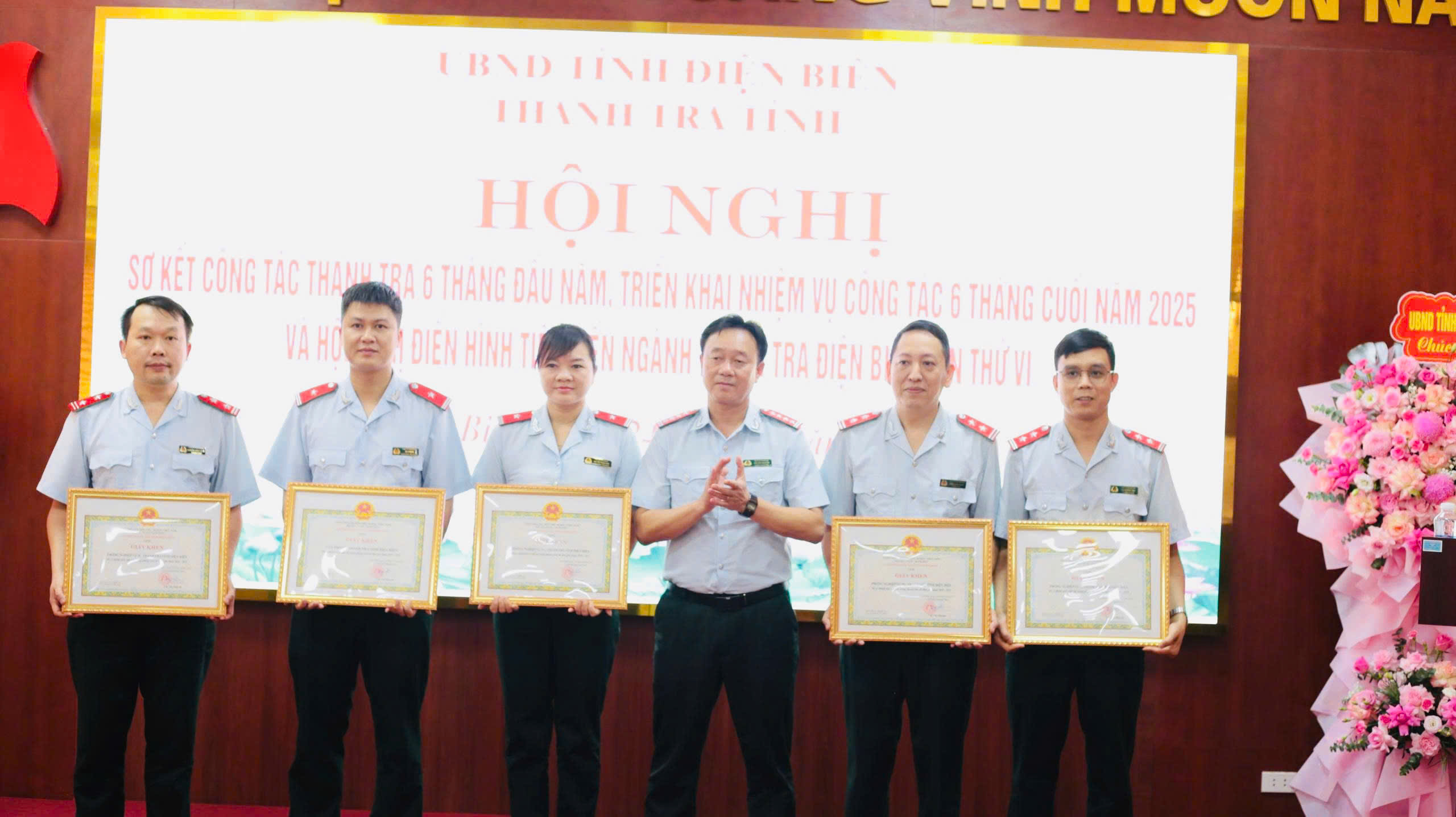 Khen-th-ng-T-p-th-.jpg